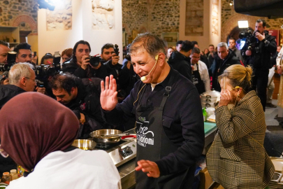 İzmir'de Başkan Tugay önlüğü giyip, mutfağa girdi... Yemekler Başkan Tugay'dan